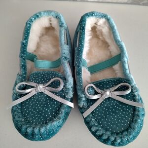 LIKE NEW Toddler Size 7/8 T Slippers